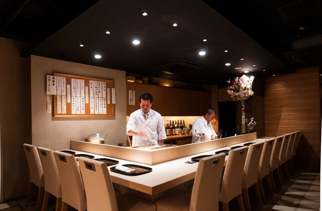 白木の一枚板のカウンター