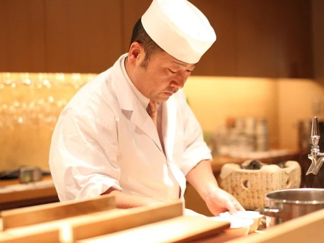 カウンターの内側で仕込む店主